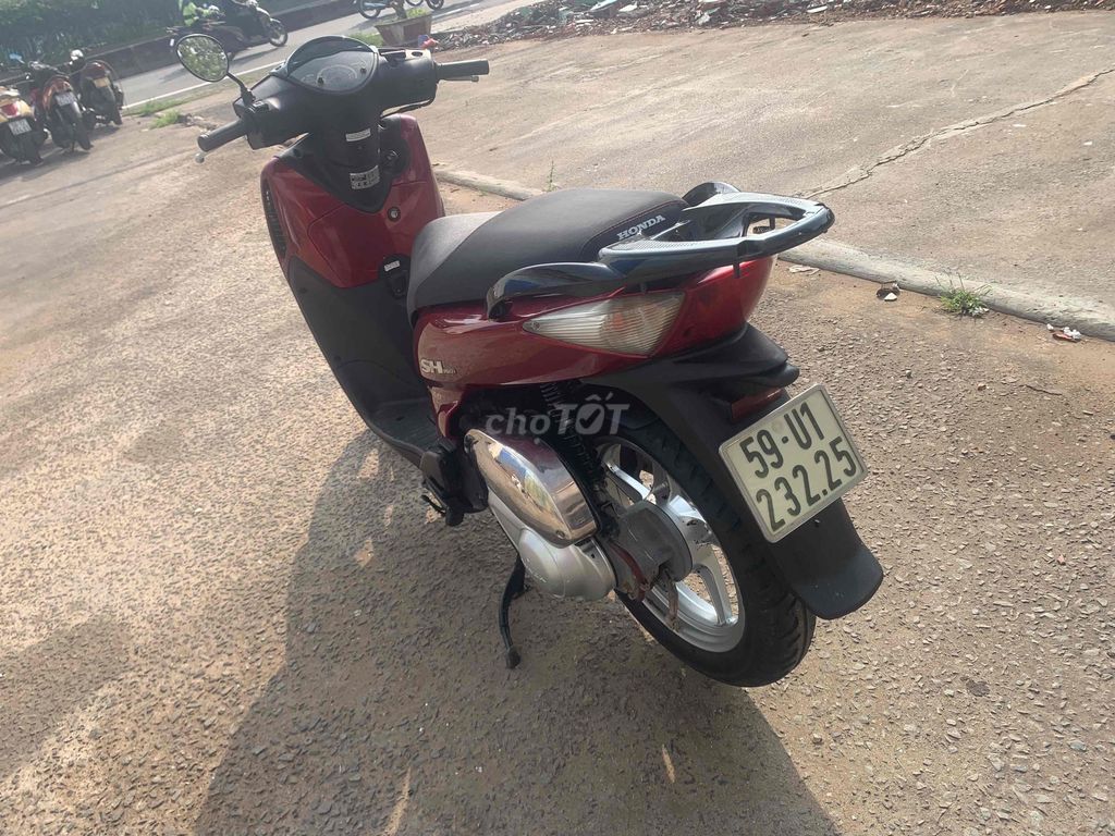 Красный скутер Honda @ с облицовкой под SH 150i, 2008 год