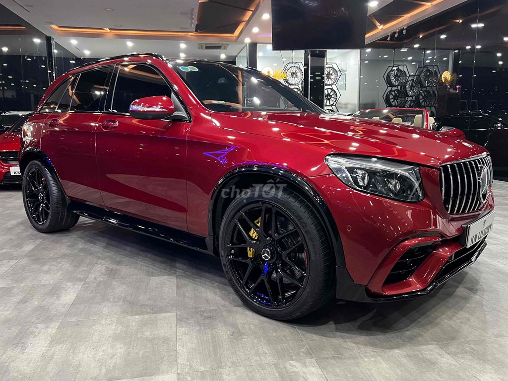 Мерседес GLC300 GLC63s модель 2019 года 56 000 км красный
