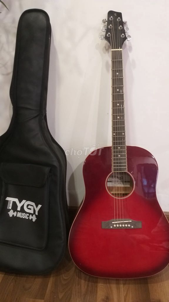 Đàn Guitar Acoustic Stagg SA35 DSTR màu đỏ.