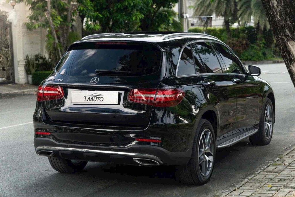 GLC300 4Matic Sx 2017 . Đen - Kem . Giá : 8xxtr. Mua bán Ô tô tại Quận 7 Tp Hồ Chí Minh được đăng bởi Thái LA Auto hình 5
