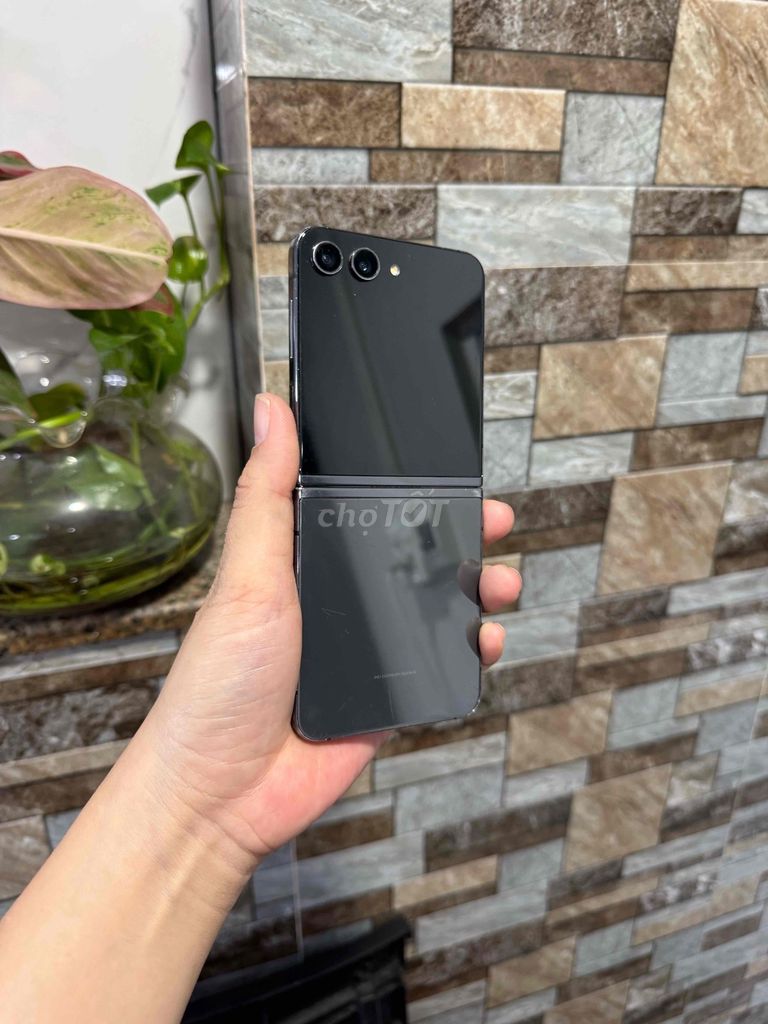 Samsung Galaxy Z Flip5 256GB Đen lỗi sọc. Mua bán Điện thoại tại Quận 4 Tp Hồ Chí Minh được đăng bởi Phan Pha hình 1