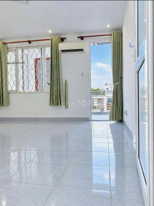 Khu Tân Quy Q7- Phòng có máy lạnh, ban công riêng, cửa sổ cực thoáng