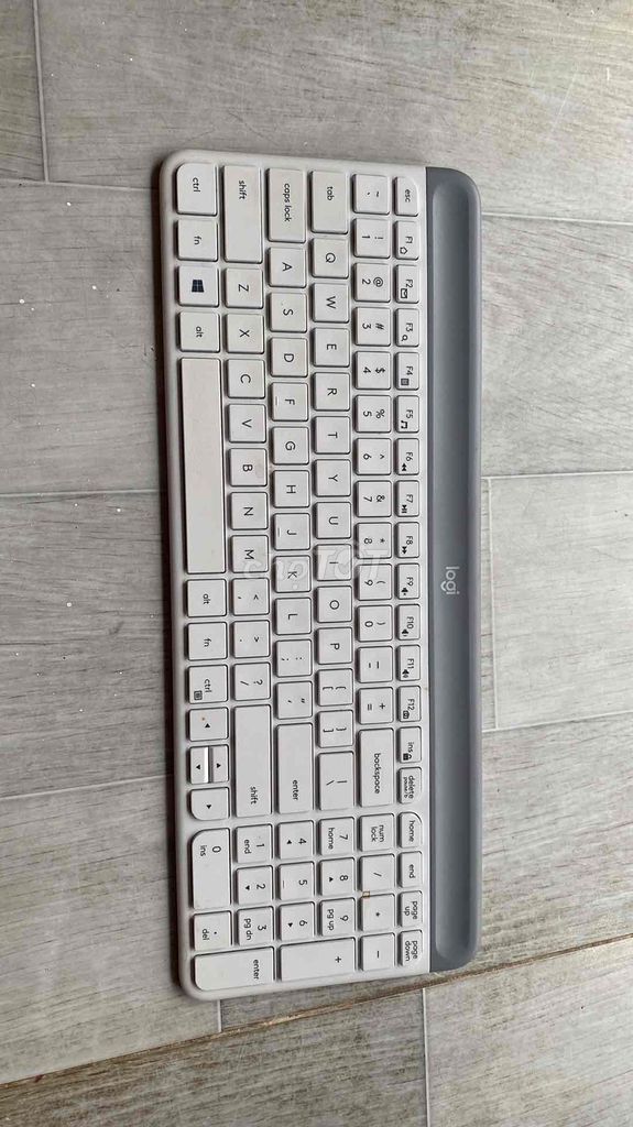 Bàn phím Logitech K470 Trắng Xám. Mua bán Phụ kiện (Màn hình, Chuột...) tại Quận 12 Tp Hồ Chí Minh được đăng bởi Bách Hóa An Nhiên hình 1
