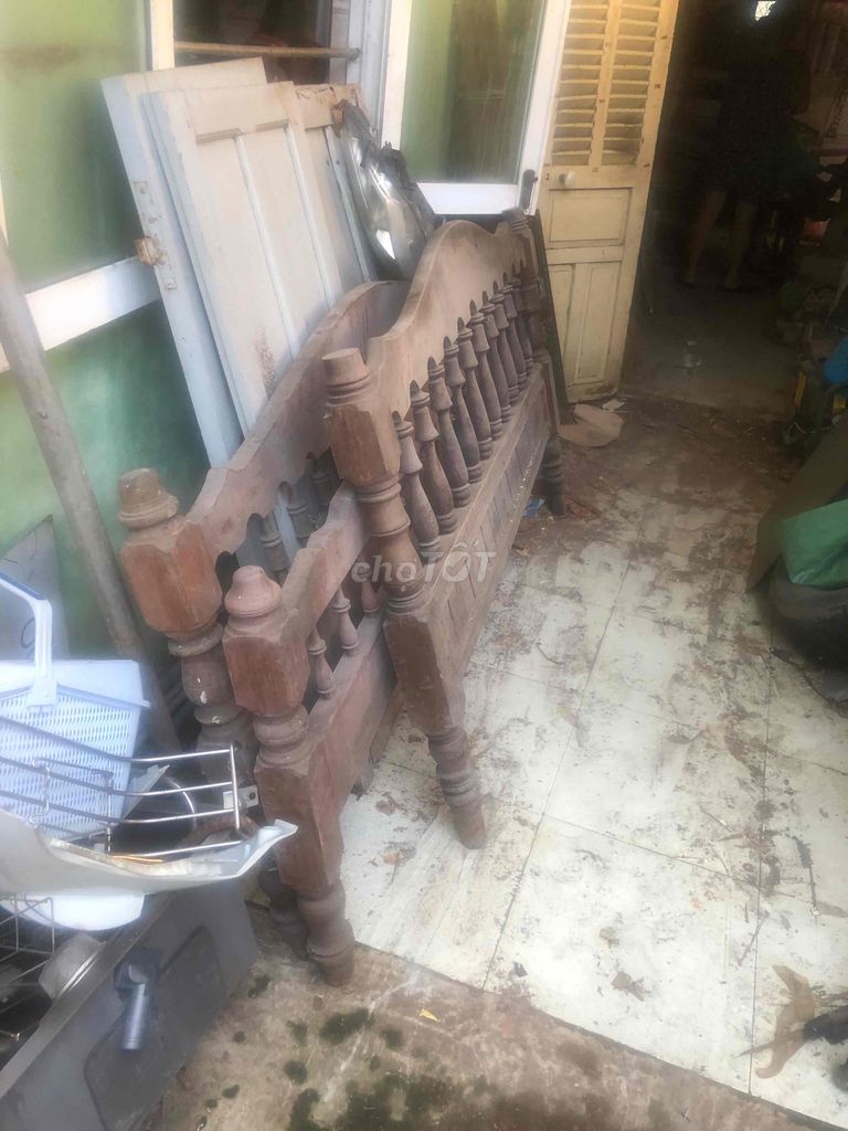 Giường Gỗ Nâu. cửa lá sách