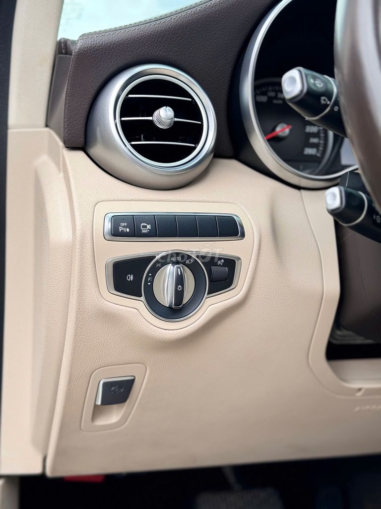 Mercedes-Benz GLC300 4Matic kính 3 lớp Apple Car. Mua bán Ô tô tại Quận Bình Thạnh Tp Hồ Chí Minh được đăng bởi Hoàng Phát hình 9