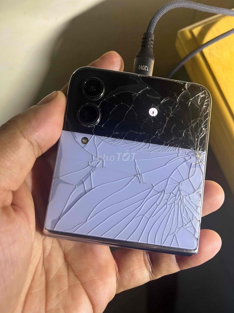 Samsung Galaxy Z Flip 4 hư màn trong. Mua bán Điện thoại tại Thành phố Biên Hòa Đồng Nai được đăng bởi nguyễn châu hình 1