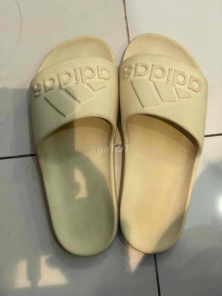 Dép Adidas Trắng Size 39 Unisex. Mua bán Giày dép tại Quận 6 Tp Hồ Chí Minh được đăng bởi Anh Long hình 1