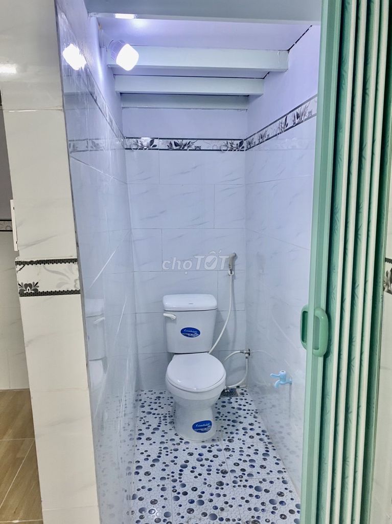 Комната 30м2, фасад, антресоль, туалет, отдельный вход, район 8, недорого