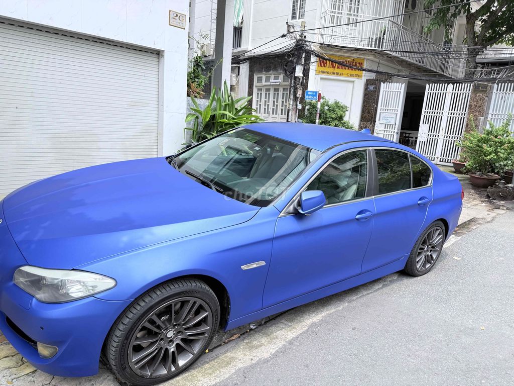 BMW 523i 2010, матовый зеленый, диски 19, премиум для прогулок