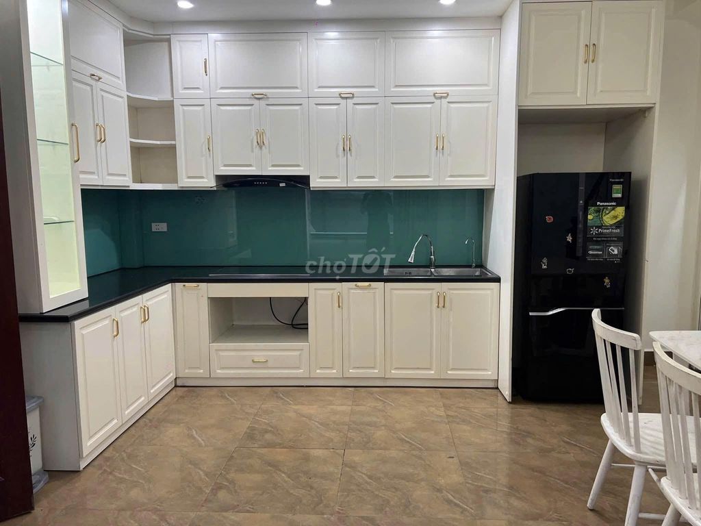 Cho thuê nhà lô góc Phố Trương Định, Hai Bà Trưng, 6T, sẵn NT, Nhà mới