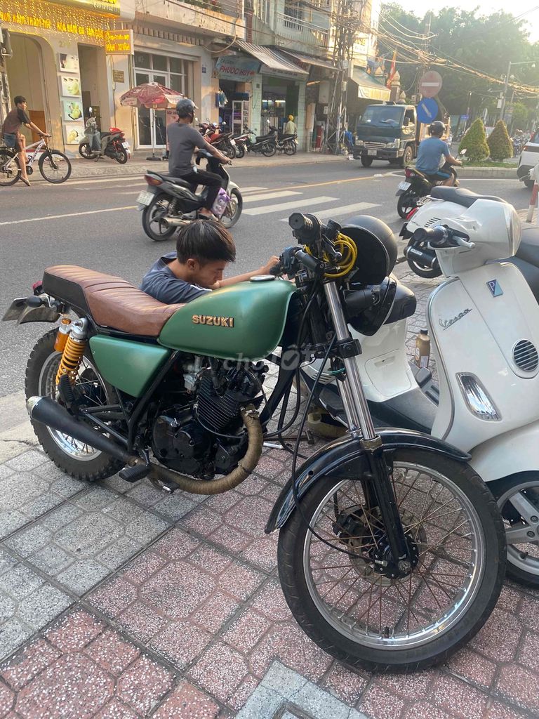 Гонки для кафе Suzuki GN125 с зеленым мхом