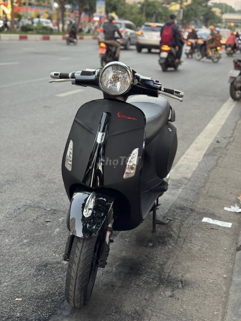 Vespa đen nhám e về nhiều. Mua bán Xe điện tại Quận Cầu Giấy Hà Nội được đăng bởi Xe Điện 257 Hoàng Quốc Việt  hình 1