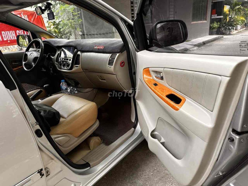 Toyota Innova V 2008 серебристый 8 мест