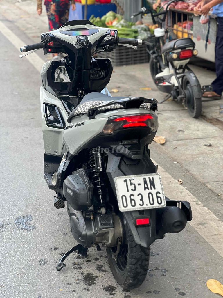 Honda Airblade серый/красный 2023