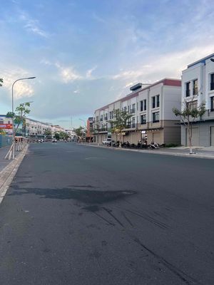 Cần bán nhà 1 trệt 2 lầu- khu Tây Sông Hậu