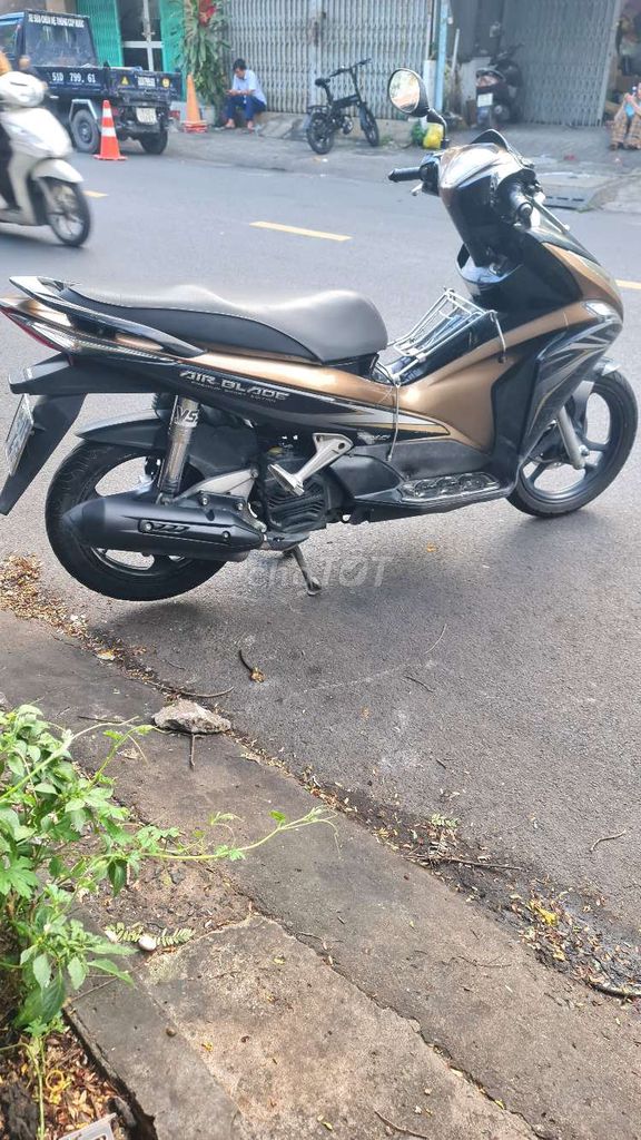 Honda Air Blade 2012 FI Đen Vàng đồng. Mua bán Xe máy tại Quận 11 Tp Hồ Chí Minh được đăng bởi CỬA HÀNG XE MÁY LONG HỔ hình 1