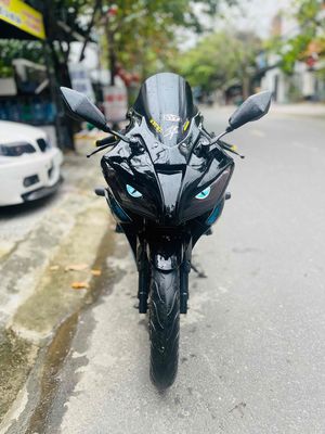 Yamaha R15 up fom độc lạ không đụng hàng êm ru