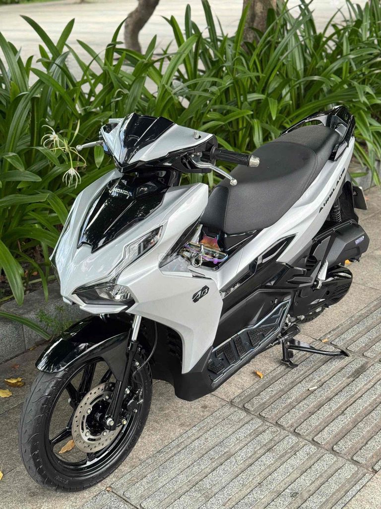 Скутер AirBlade 125 4-клапанный 2024 серебристый Porsche с пробегом 16 000 км, Хошимин