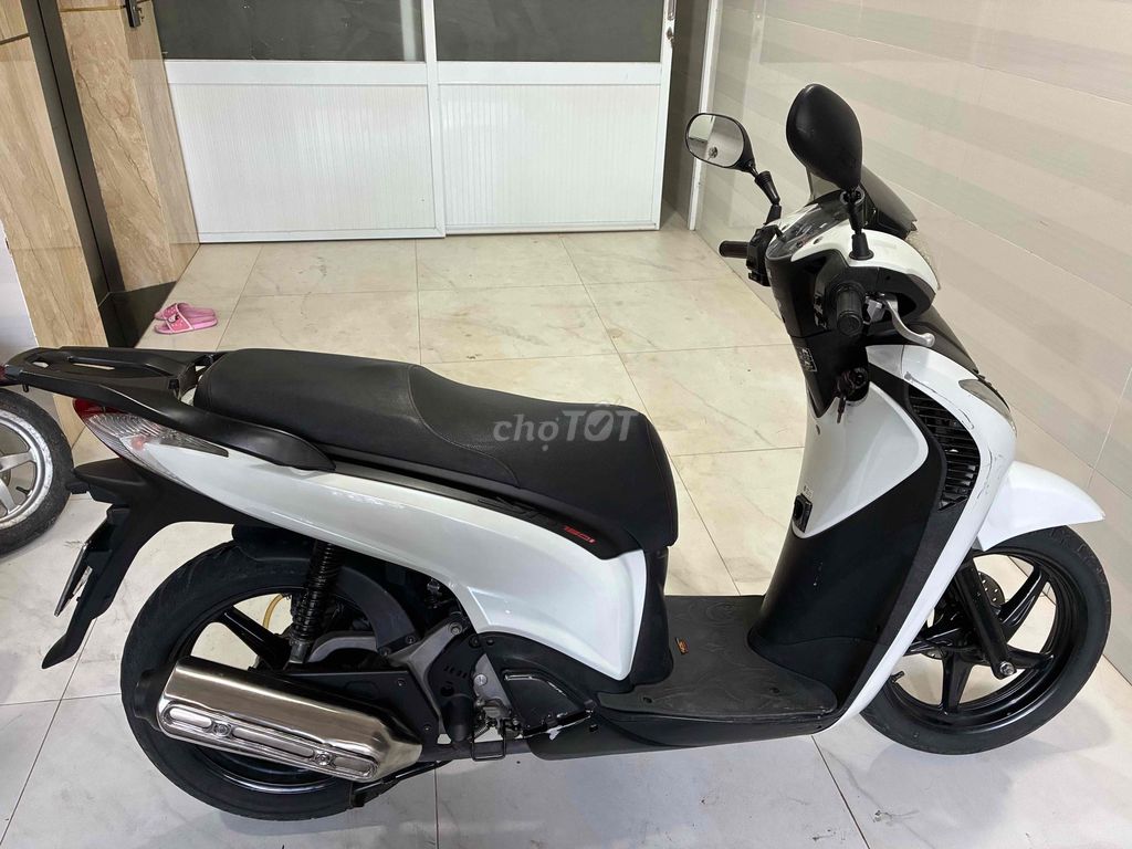 Продажа от собственника: белая Honda SH 150i (Италия, номера Хошимина)