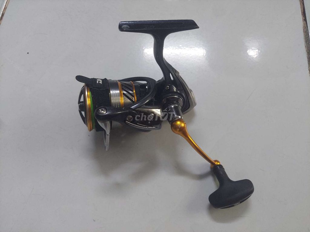 Máy câu Daiwa Revros 3000 Đen, vàng