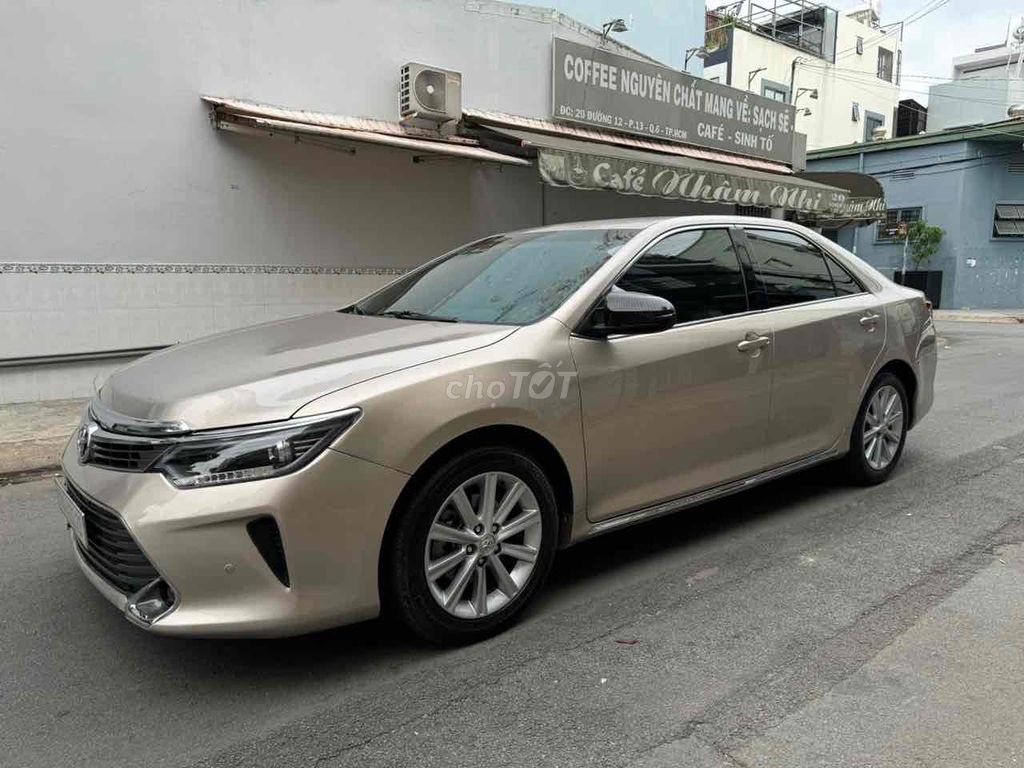 Toyota Camry 2.5 G màu vàng cát 2012