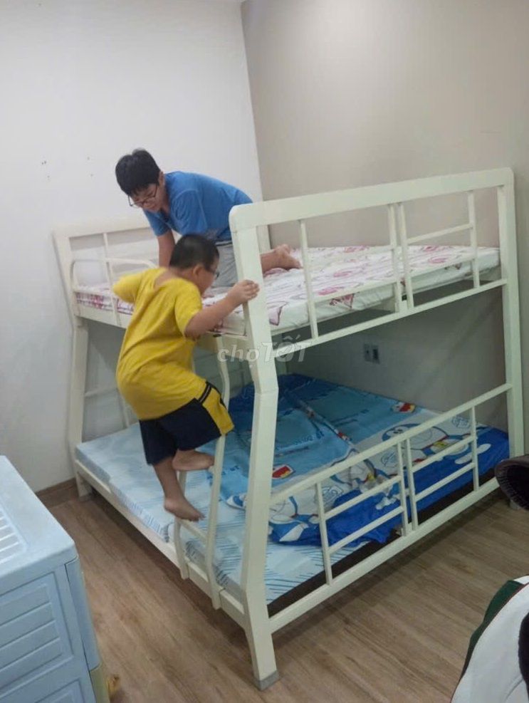 Giường tầNNg KHung.Hộp 4-8 trên 1M4x2m.Dưới 1m6x2M