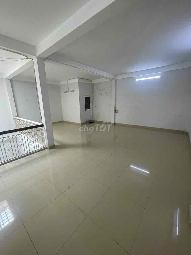 Аренда · 3 комн. · 180 м² · Quận Tân Phú, ул. Đường Lê Trọng Tấn