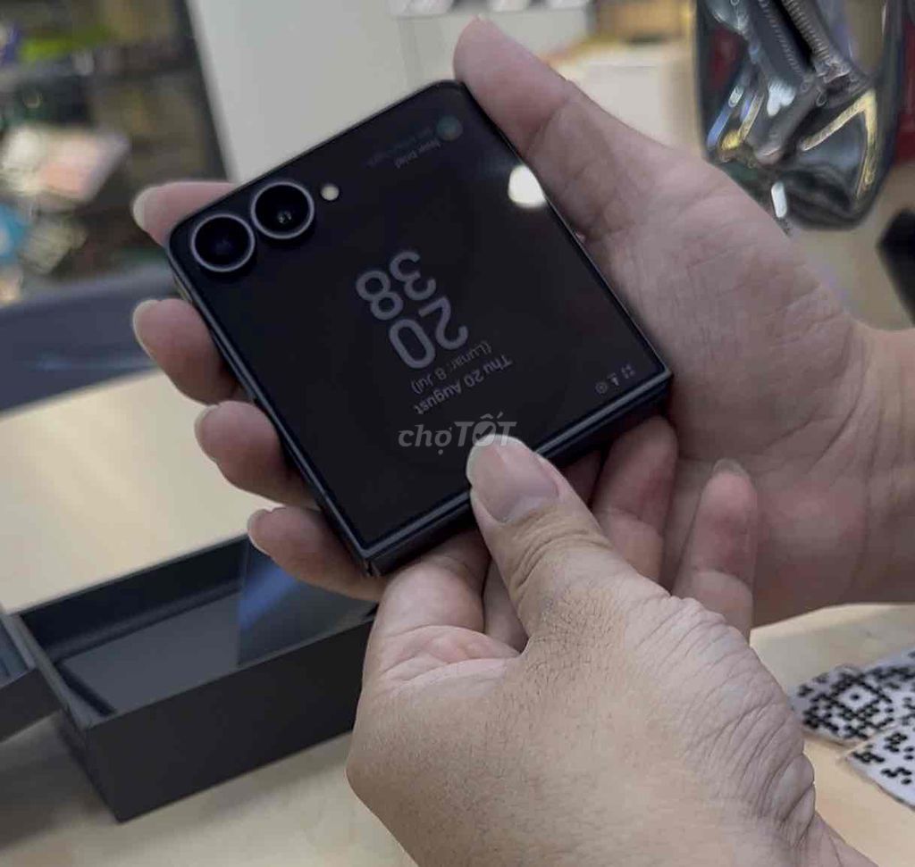 Samsung Galaxy Zflip 8 5G 256GB Đen. Mua bán Điện thoại tại Quận 8 Tp Hồ Chí Minh được đăng bởi Nhân Lê hình 1