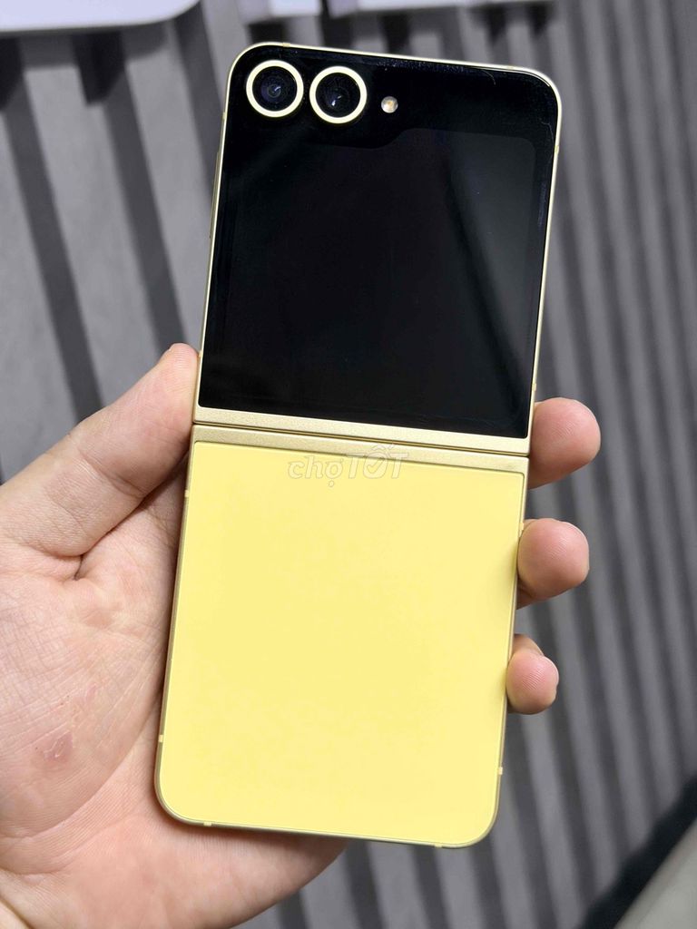 Samsung ZFlip6 256GB Vàng Likenew 99%. Mua bán Điện thoại tại Quận Bình Thạnh Tp Hồ Chí Minh được đăng bởi Đạt Mobi hình 1