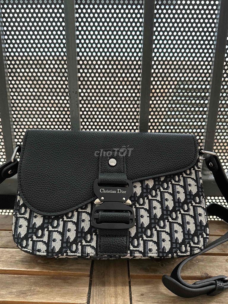 Túi đeo chéo Dior Unisex Da xt săn sale Mới 99%. Mua bán Túi xách tại Quận 7 Tp Hồ Chí Minh được đăng bởi Đăng Thị Kiều Hạnh hình 1