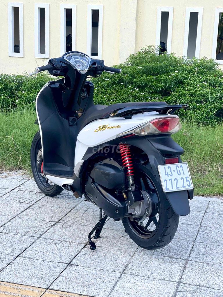 Модель Honda SH 2017, белый, черный, ключ Smakay