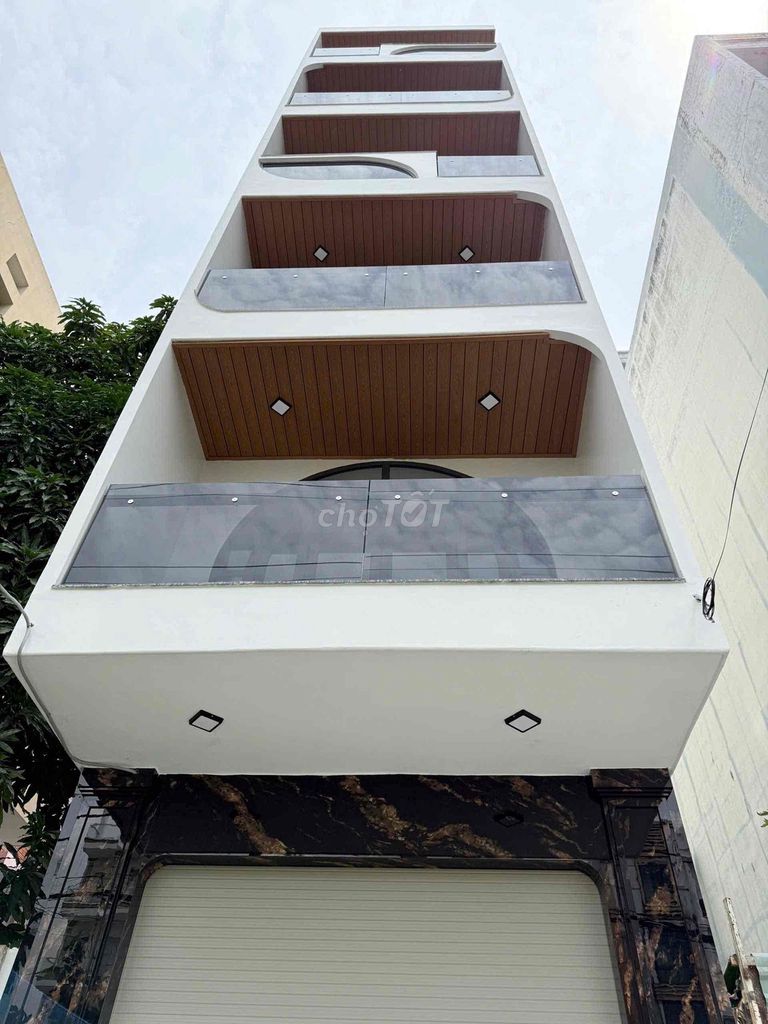 House with 8 bedrooms for rent in Bình Phú · Quận 6, Ho Chi Minh City — $1,349/month, photo 1