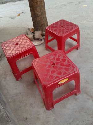 Dư 3 ghế nhựa + thùng xốp