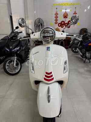 Белый скутер Piaggio Vespa