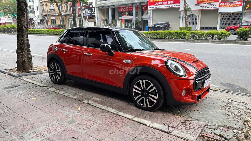Mini Cooper S 5 дверей 2019 красный 28 000 км