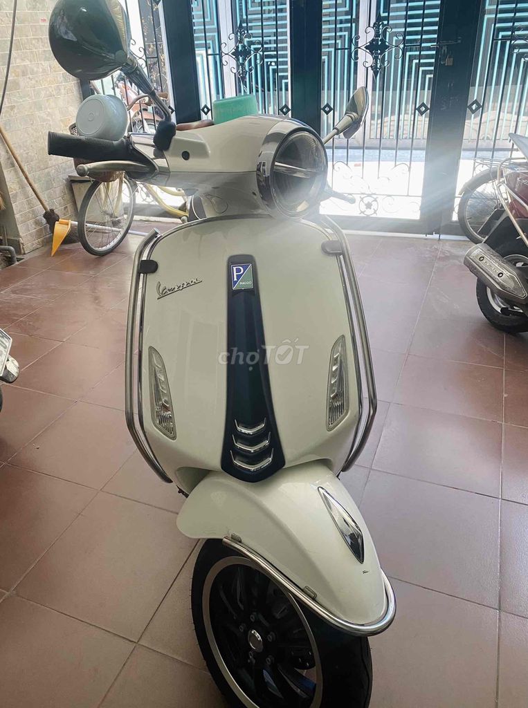 Xe Vespa trắng