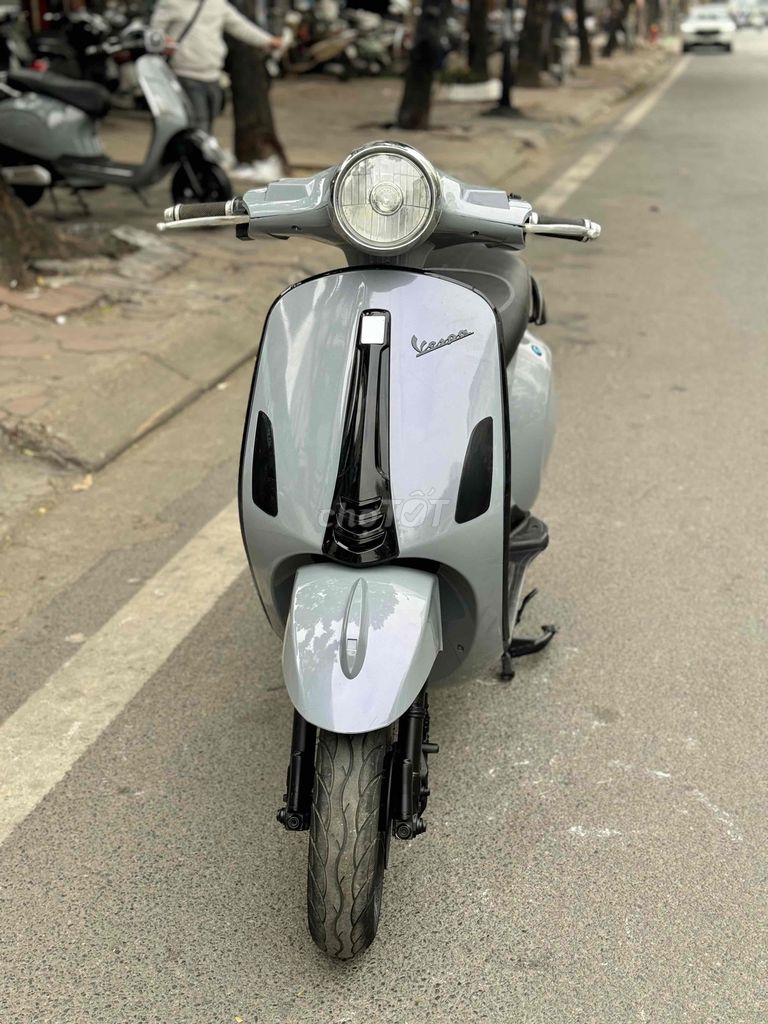 Vespa xám ánh tím ảnh chụp thật 100%