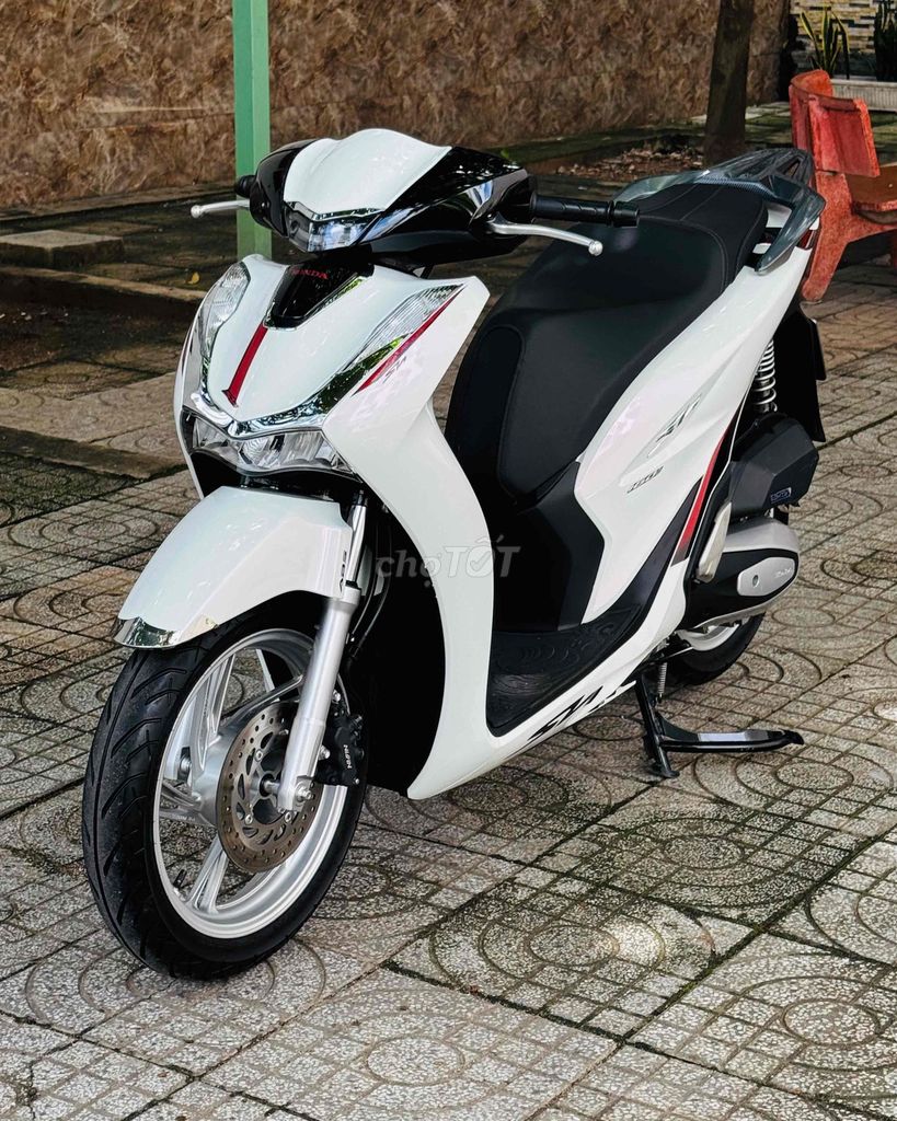 Honda SH 125i конец 2025 Белый черный б/у 1 хозяин