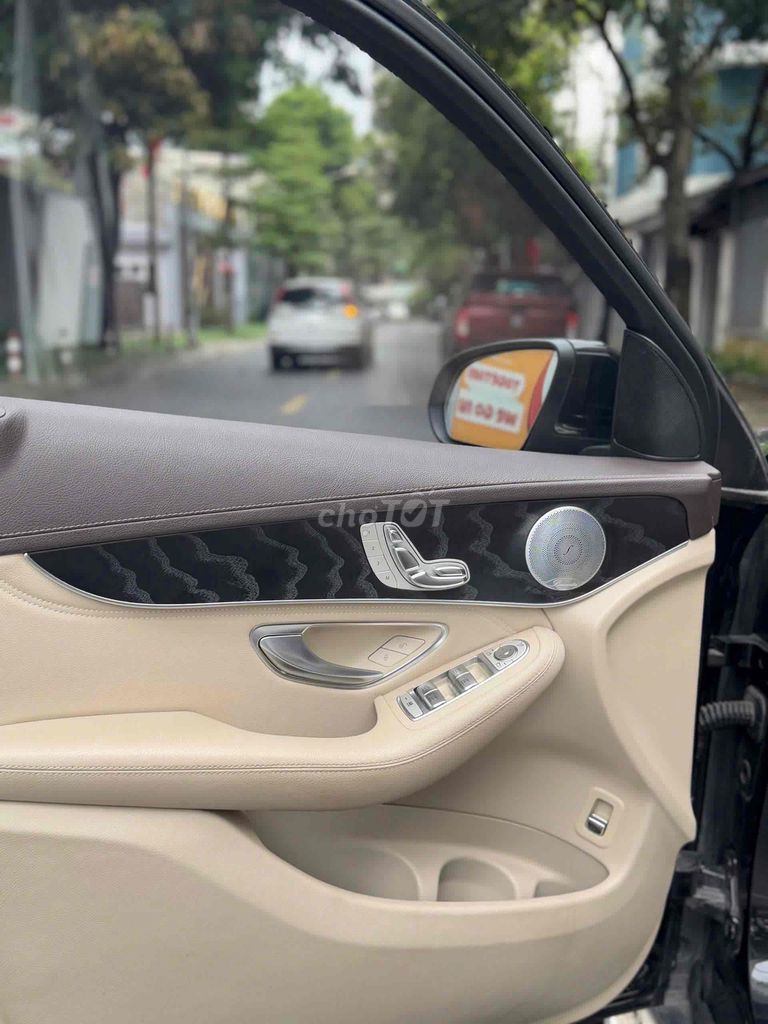 Mercedes Benz GLC300 4Matic sx 2018 đen/kem