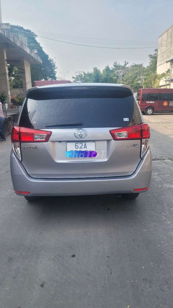 Toyota Innova E 2.0 MT màu bạc