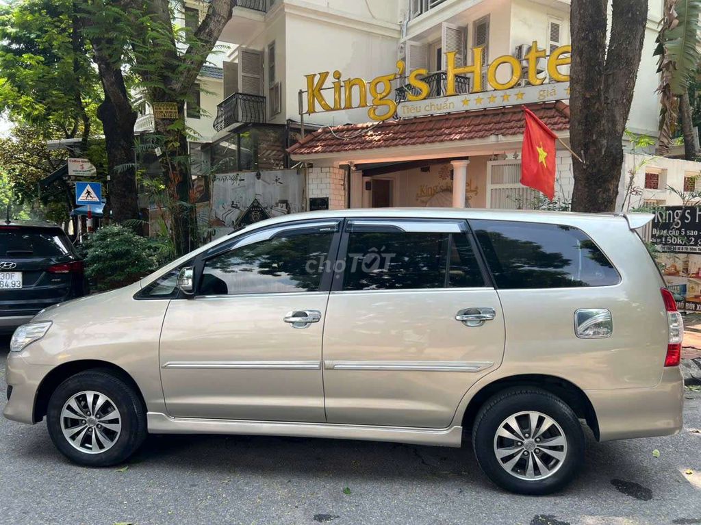Toyota Innova 2016, золотистый, 7 мест