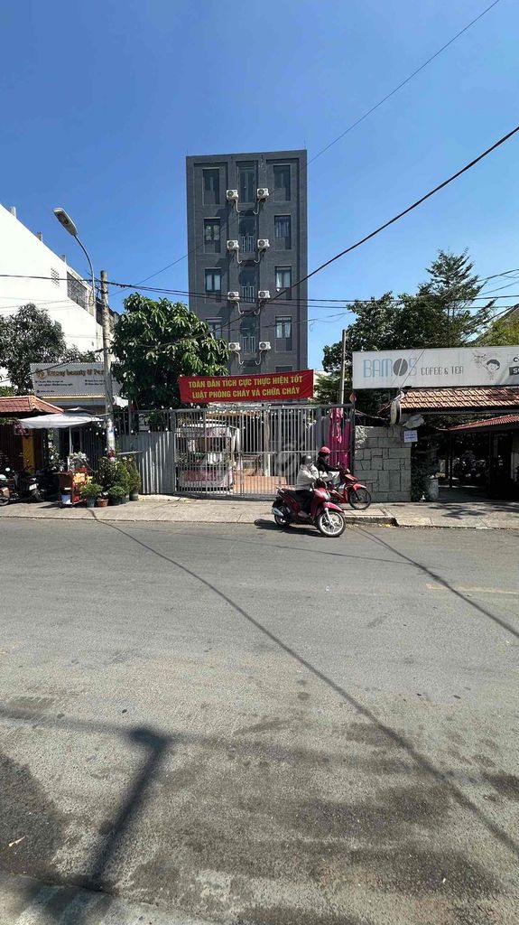 Mặt bằng kinh doanh - mặt tiền hẻm lớn gần Bờ kè