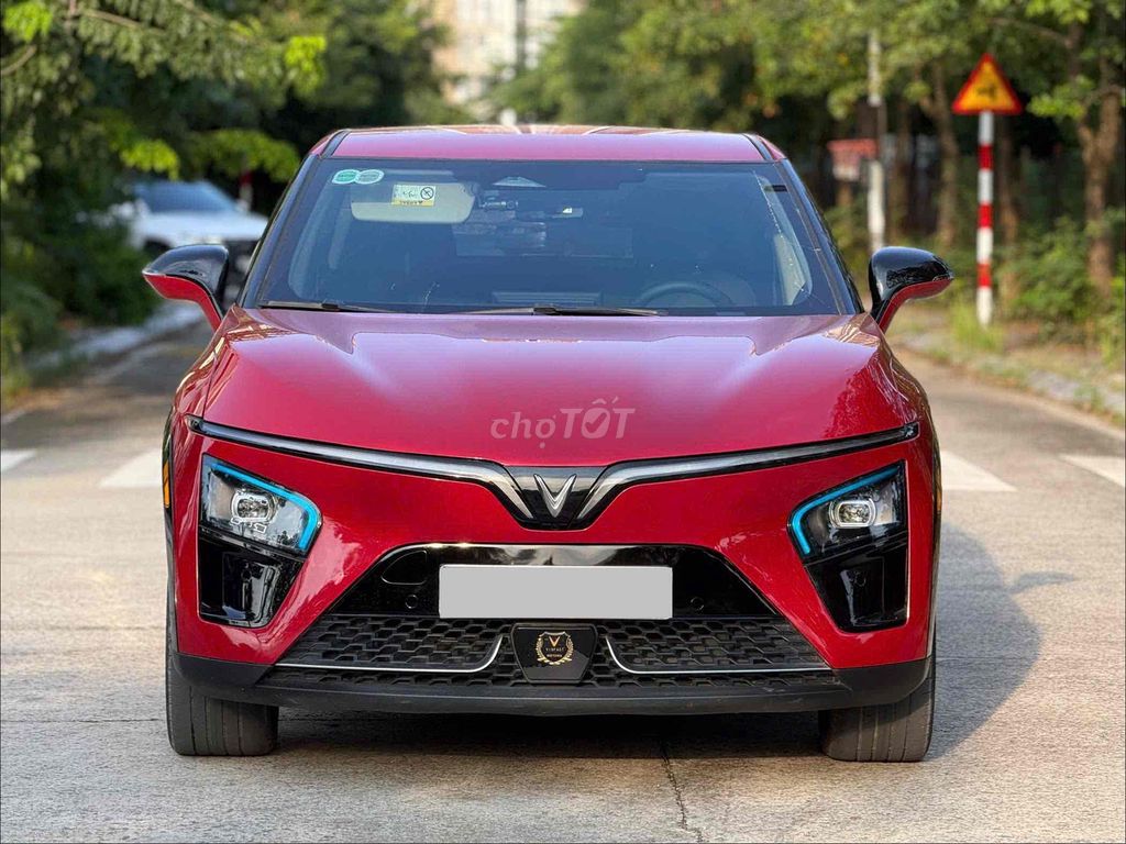 VinFast VF7 Eco 2025 красный 6 тыс. км