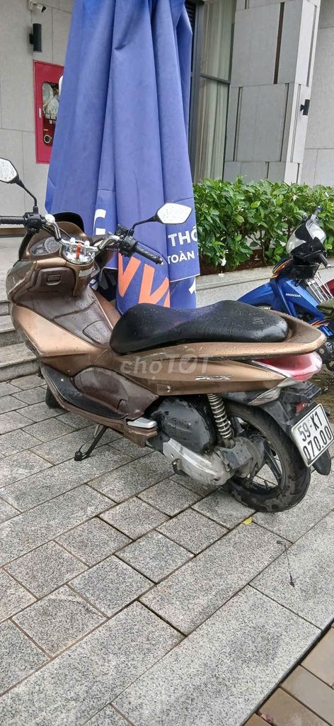 Honda PCX 125cc 2011 màu vàng kim. Mua bán Xe máy tại Quận 7 Tp Hồ Chí Minh được đăng bởi Quí Dương Hùng hình 1