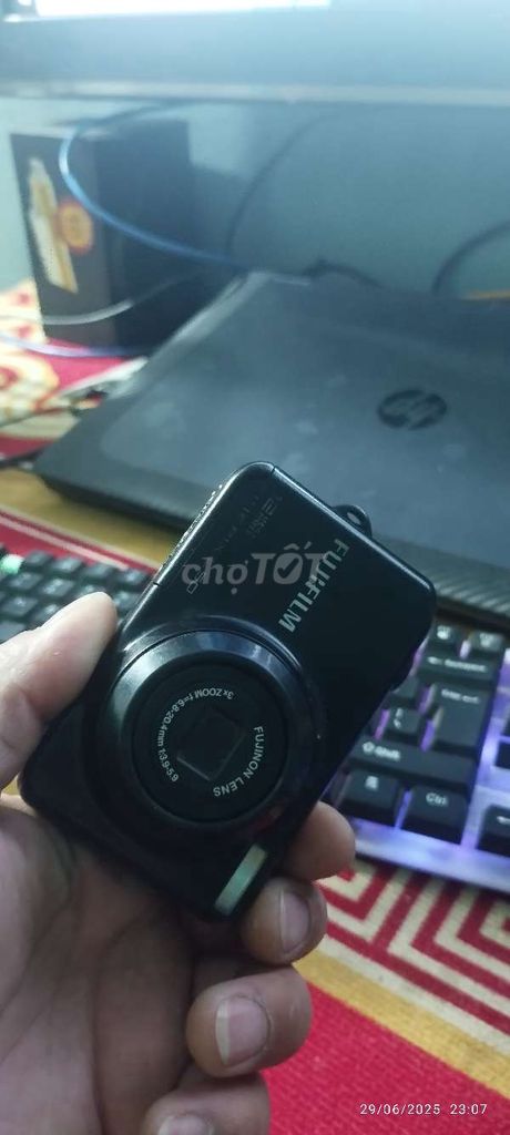 Lục tủ ra 3 máy ảnh như hình