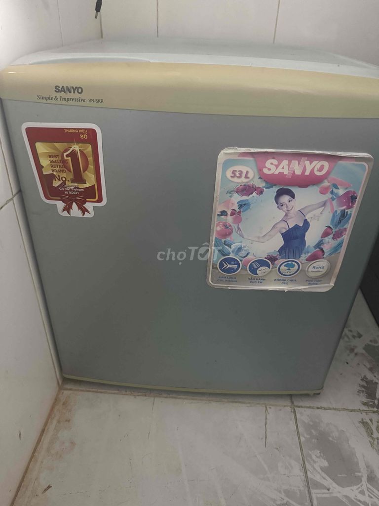 cần thanh lý tủ lạnh sanyo 50l mới 90%