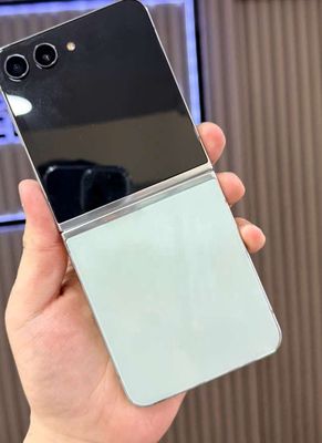 Samsung Galaxy Z Flip 5 256GB Việt Nam Chấm nhẹ