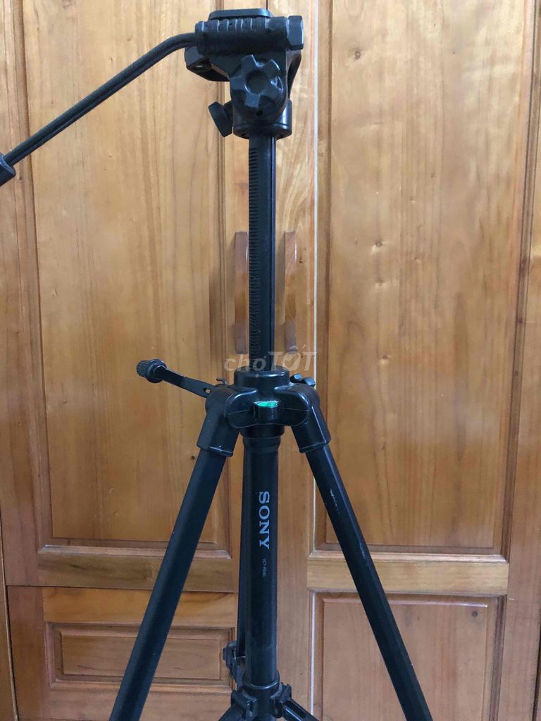 Chân máy ảnh Sony hiệu VTC - R640 cao 1,44m có tay. Mua bán Phụ kiện (Màn hình, Chuột...) tại Thành phố Phủ Lý Hà Nam được đăng bởi Nguyên hình 1