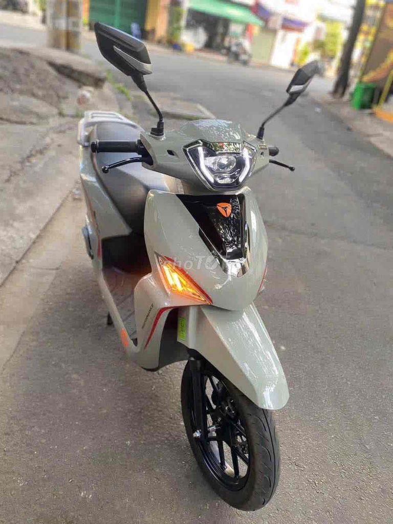 Электроскутер Yadea V002 VoltGuard U80 2026 серый цемент