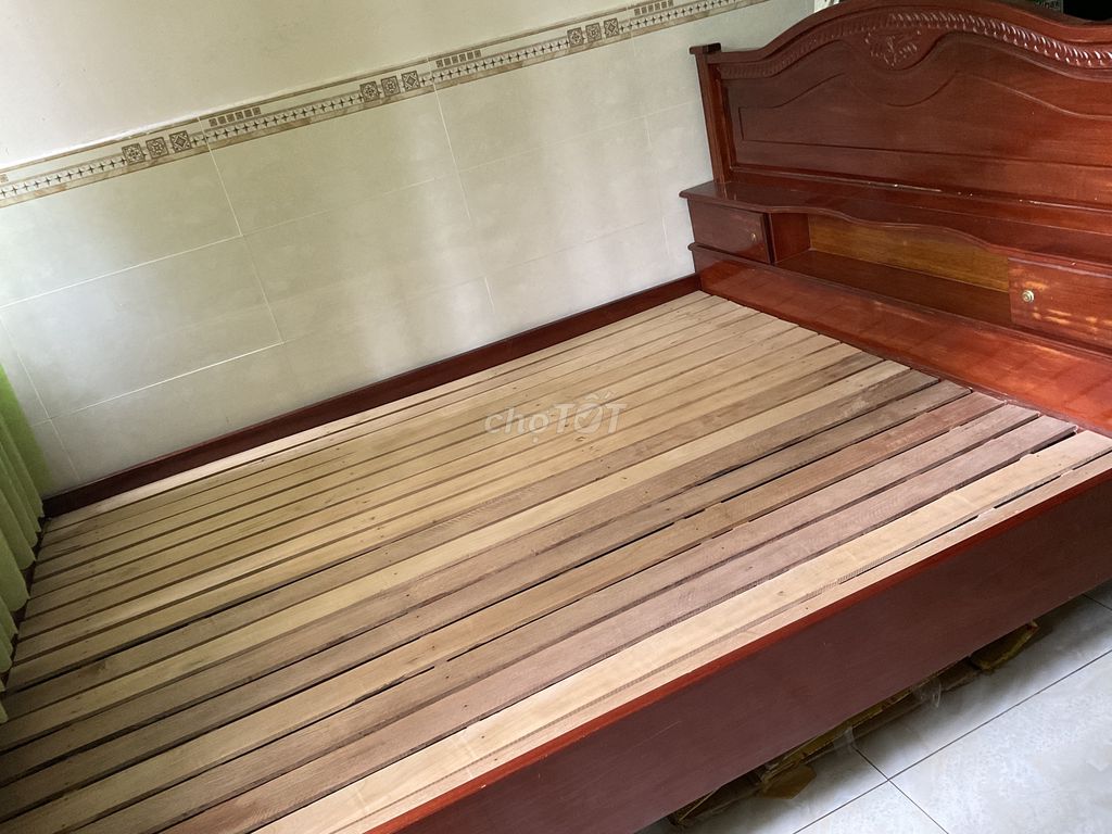 Chuyển nhà bán lại giường gỗ sến Q8